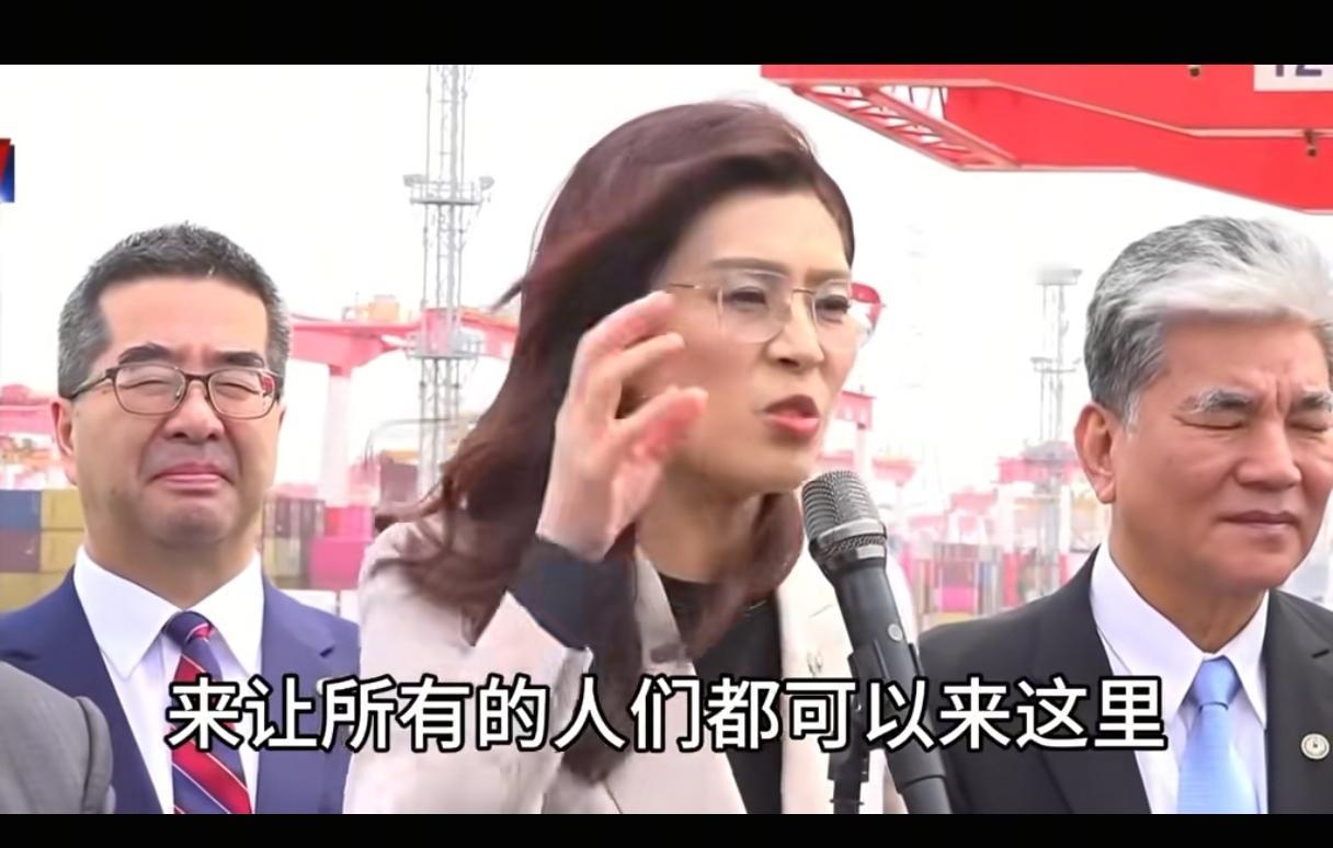 昨天郑丽文一行参观了上海洋山港，同样发布了激情洋溢的演讲，但明显整个声调明显温柔