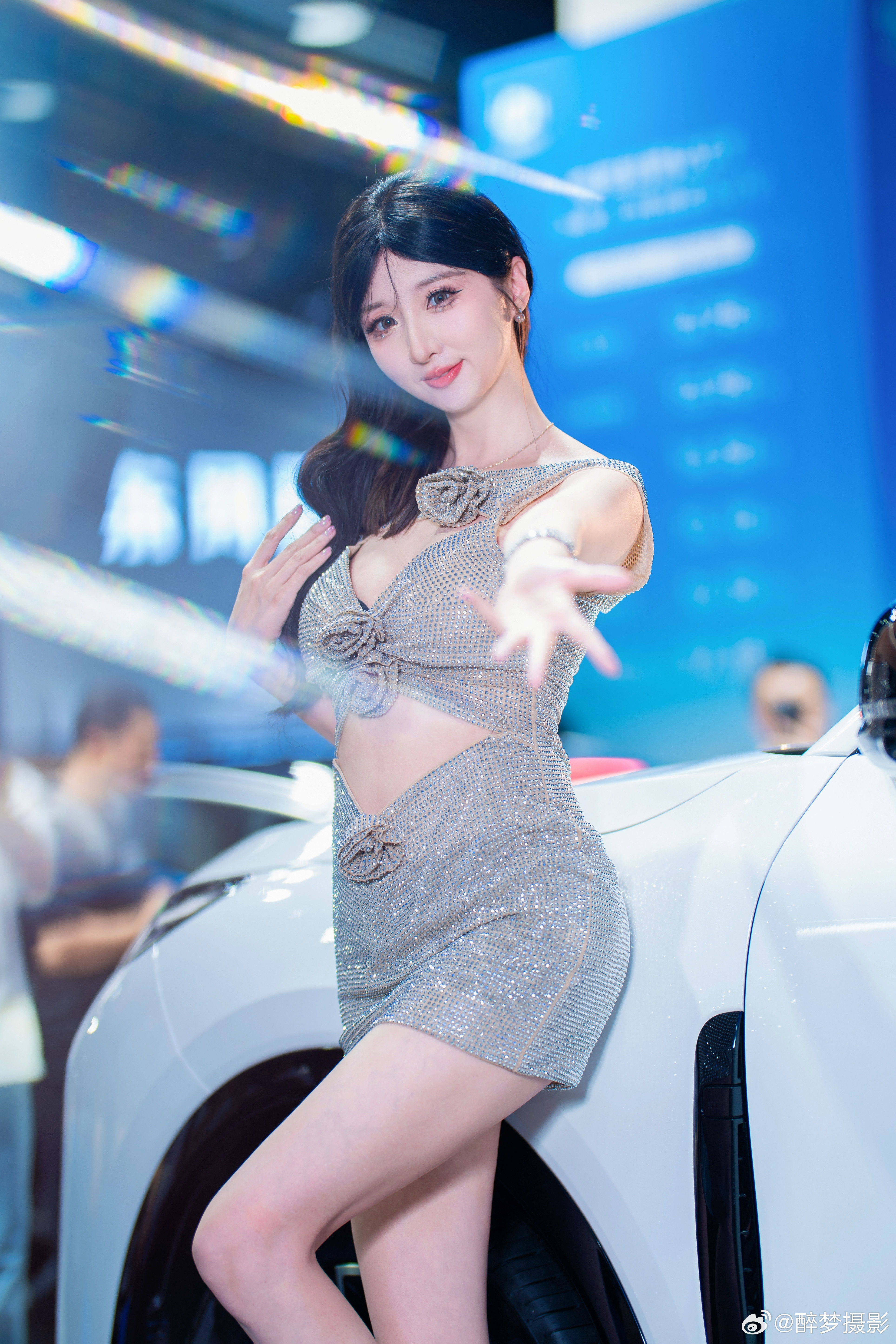 她是人见人爱，肤白貌美细腿车模小姐姐出镜：小朋宇活动：广州车展｜华南国际车展青橙