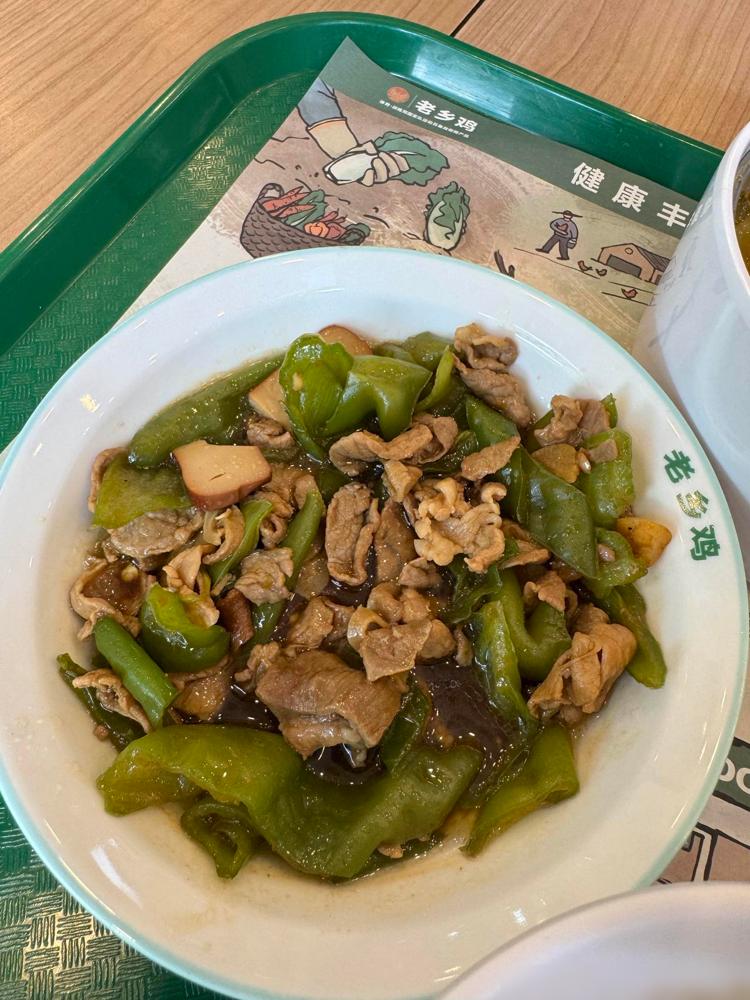 老乡鸡上市失败，也在情理之中！前阵子在商场逛饿了图省事进了老乡鸡，点了份招牌