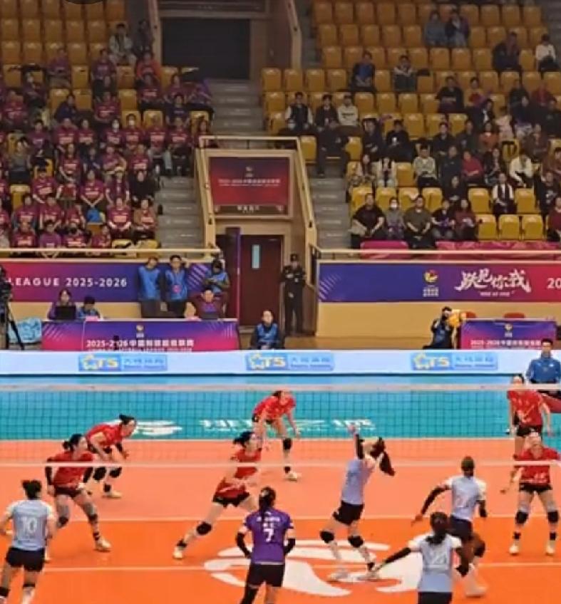 天津女排主场的上座率已经低的不能再低了，天津女排这一年多来总是连续的主场输球，已