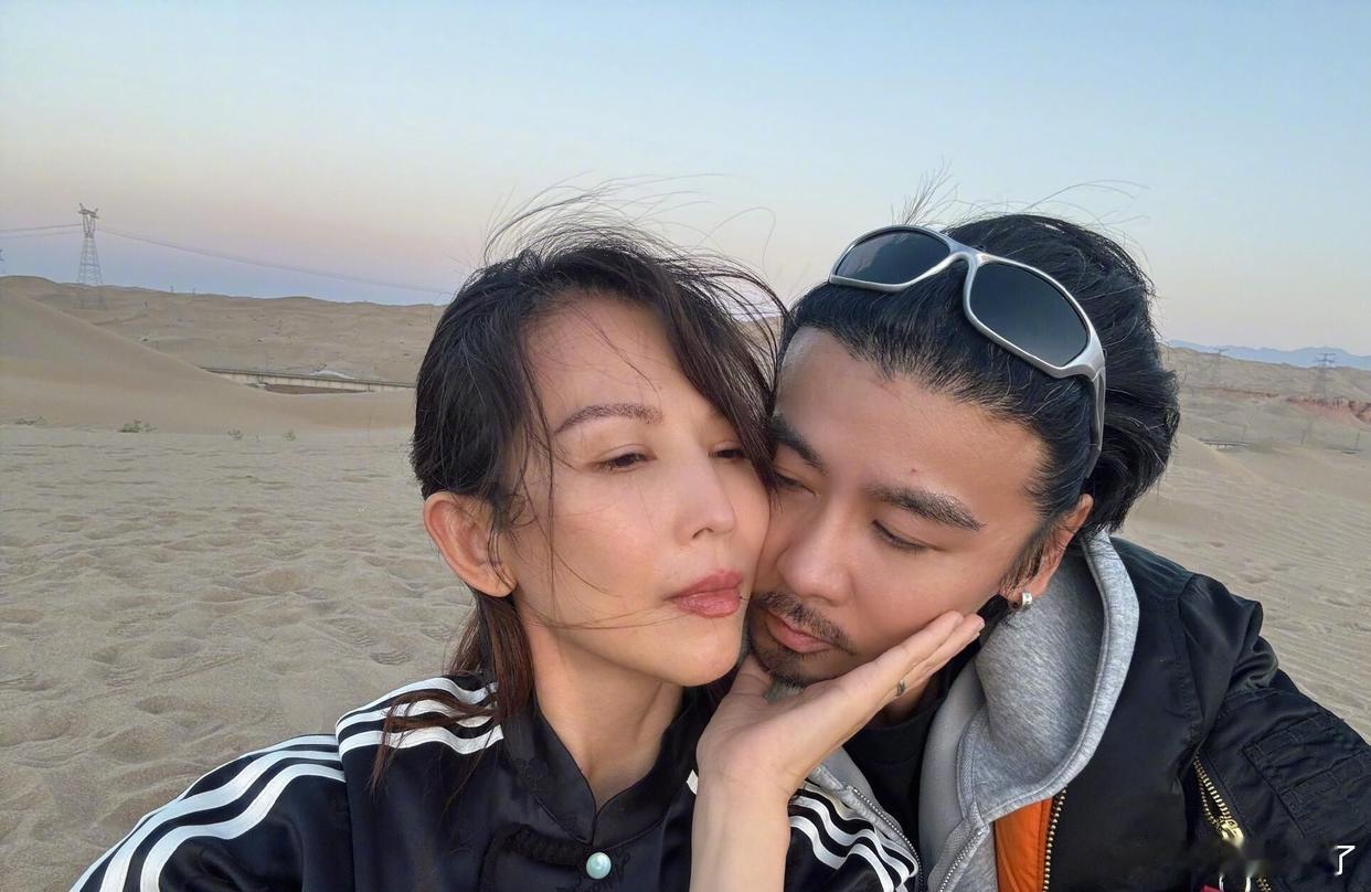 蔡少芬晒沙漠庆生照，53岁风把丝巾吹乱，笑得眼睛都眯起来​