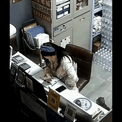 它用生命最后的力气，只为多看你一眼深夜对账的女子，不会想到身旁猫咪反常的亲