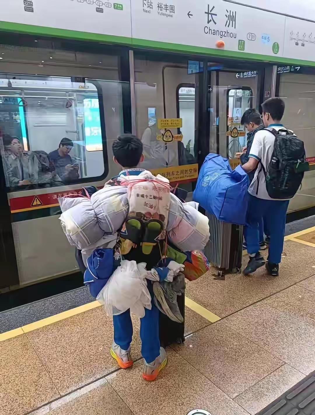 广州黄埔少年火了！无行李箱、绳捆被褥独闯地铁，不丢人，这才是少年最硬的脊梁寒