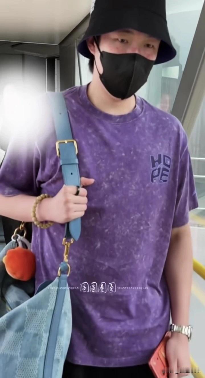 你们发现没有，王楚钦的脸上是怎么了？是过敏了吗？王楚钦在出发崇明岛的路上，戴