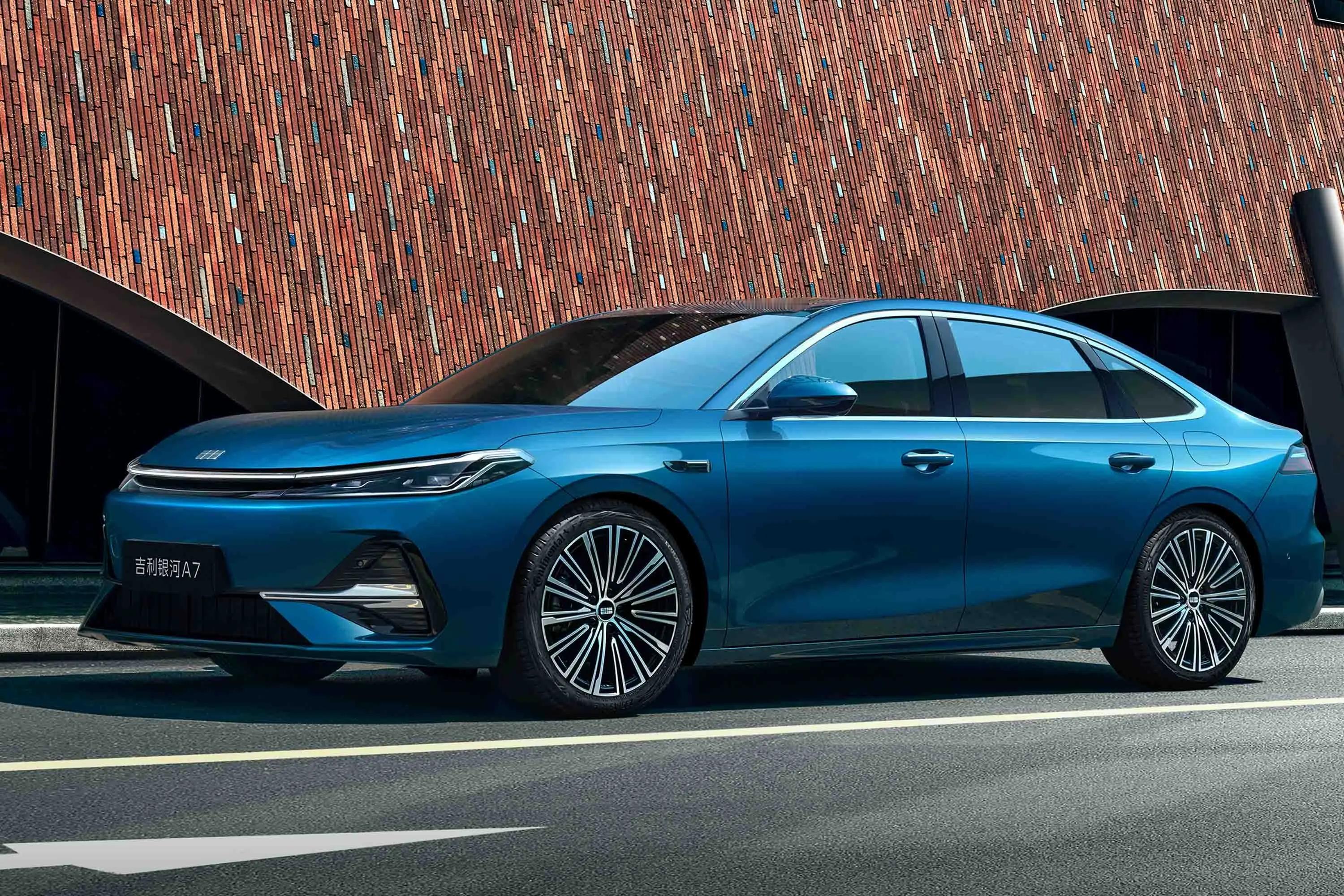 最近试了吉利银河A7，家用属性真的拉满了。空间太惊喜，后排腿部余量足，纯平地板坐