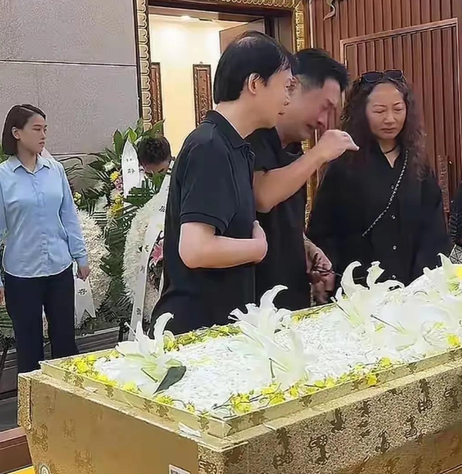 葬礼上，黄安拉着高陆湾的手不放。“你妈走了，你得扛住！”他的手被握得发白，