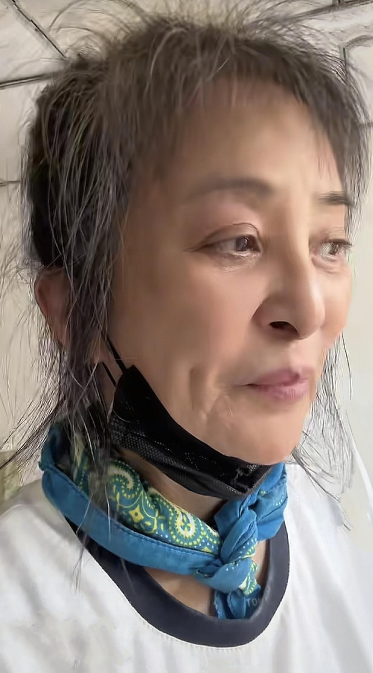 真没想到李勤勤老师是一个热心的爱狗人士，她听到有一只流浪狗在街道边病得奄奄一息，