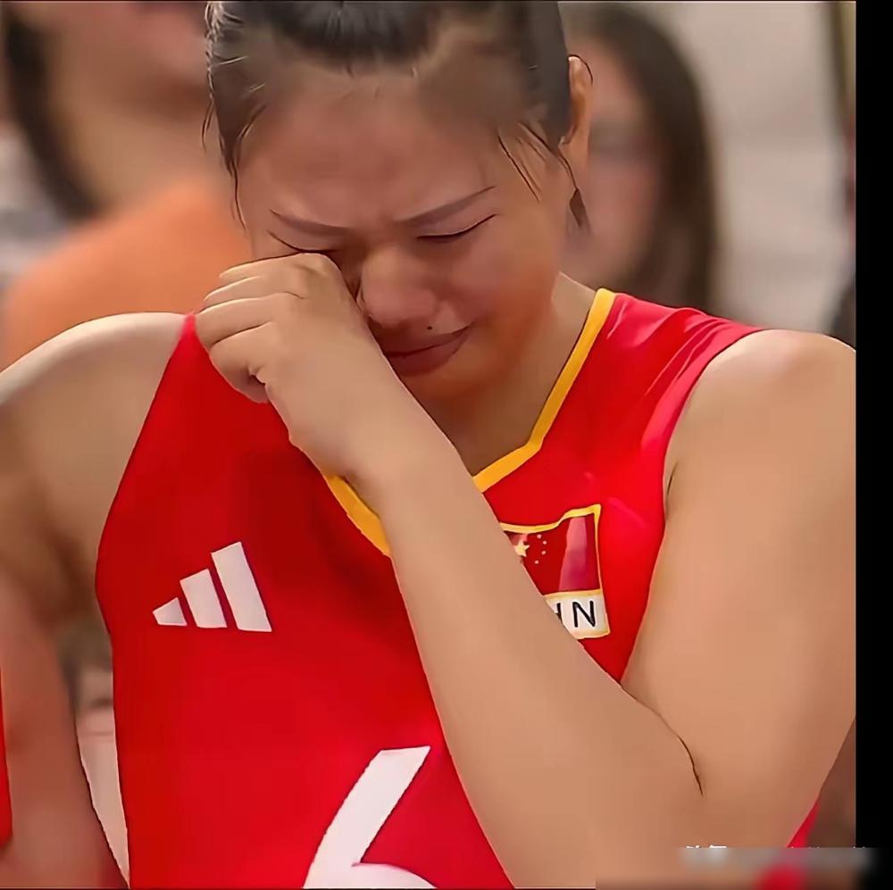 龚翔宇不应该去美国打球，因为作为奥运冠军、中国女排队长的龚翔宇，无论名气还是绝对