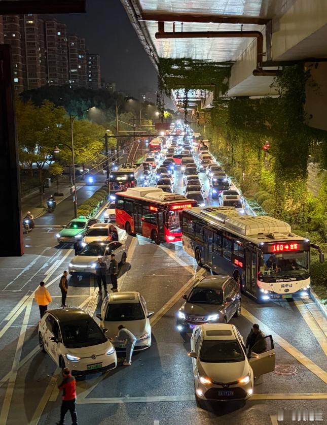 天桥上偶然碰到一场车祸导致的交通堵车。这一刻已成经典！