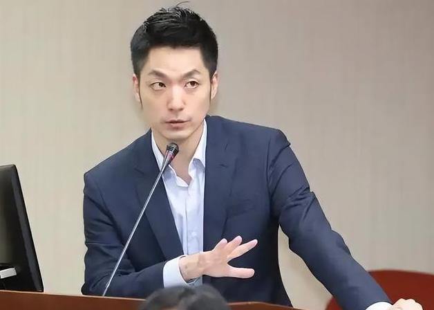蒋万安认不认自己是中国人？先别急着问，看看他给三个儿子取的名字！三个儿子，名字里