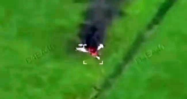 俄军苏-35疑遭F-16击落，坠机现场相当惨烈，乌军这几天的逆境反击，让全世界都