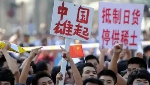 这次中日冲突中，日本不少人发现了一件格外不对劲的事：自家街头掀起一波又一波抵制中