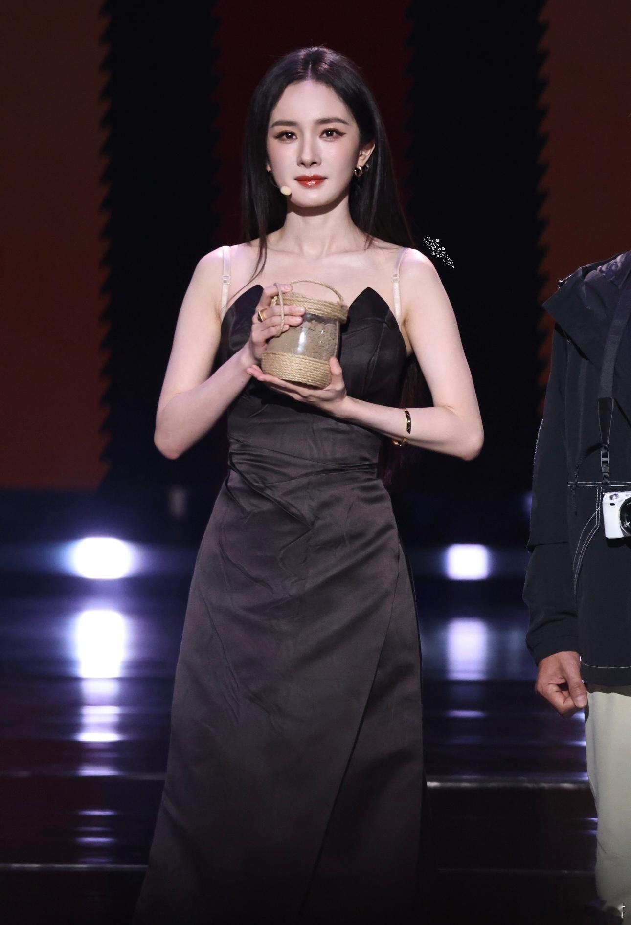 杨幂电视剧年度盛典出场，黑长直真的把杨幂的骨相美放大到极致了，有着独一份的高级感