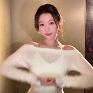 虞书欣夹心摇笑死我了这个表情包哈哈哈哈哈又种草了虞书欣的这件内搭背心😘[亲