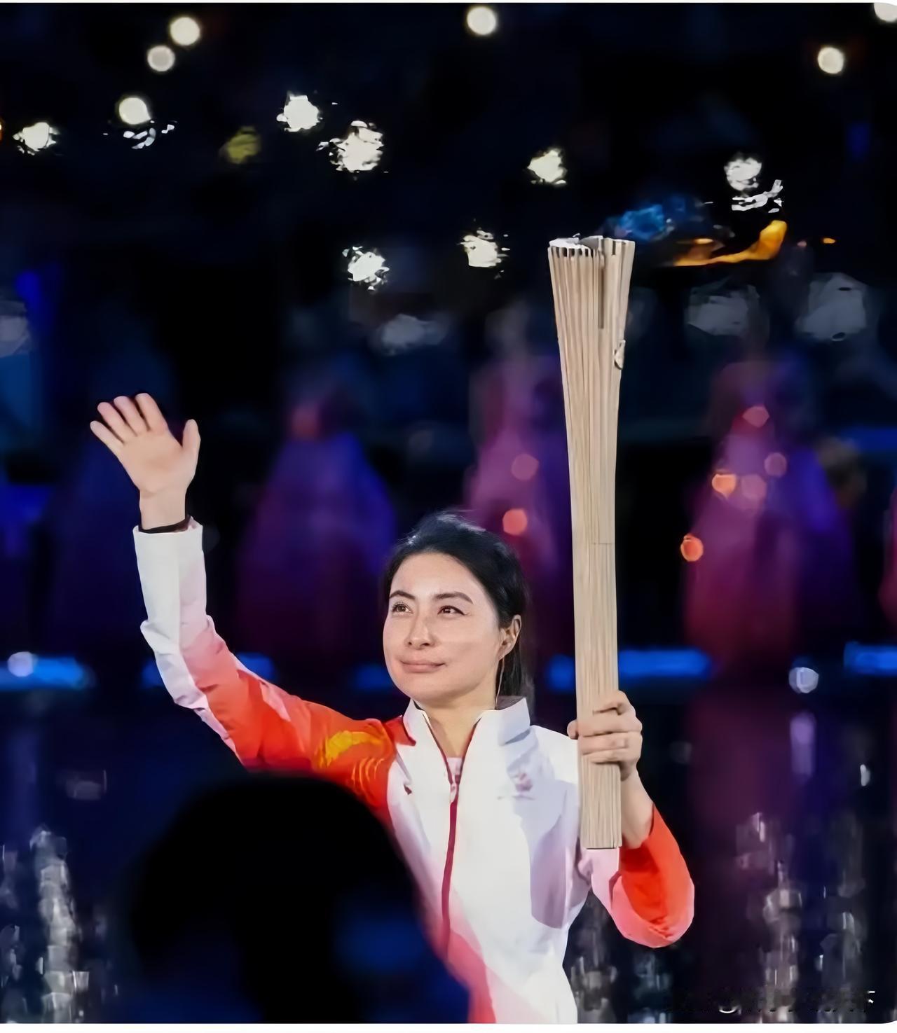 爆！霍家尘封的最高机密揭开，霍震霆看比赛时突遇儿媳郭晶晶火炬传递，反应太真