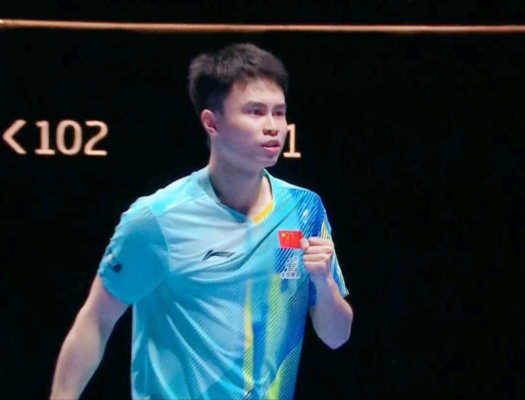 我去！周启豪使出了东哥的绝招发球，弗朗西斯卡吃发球了！前三局周启豪1:2落