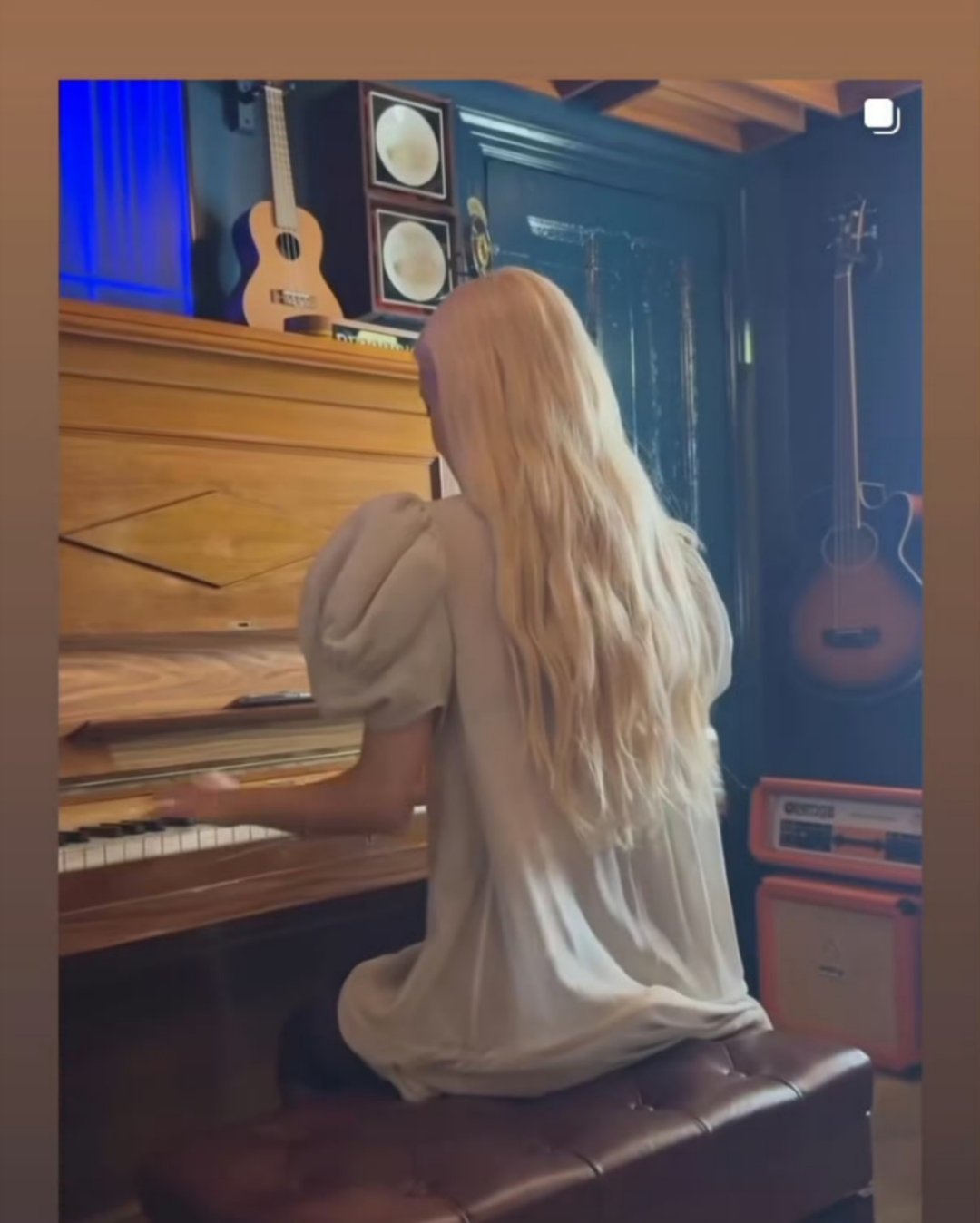 周杰伦转发朴彩英朴彩英做得好背影都如此优雅～美女～​​​