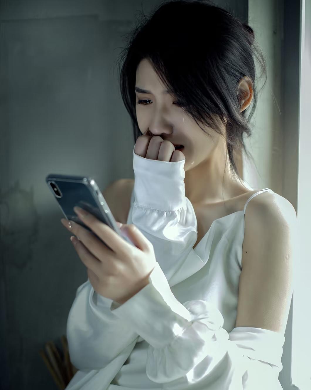 娘家拆迁三套房，母亲全给了弟弟，我收到一条转账，当场泪崩都说女儿是父母的小