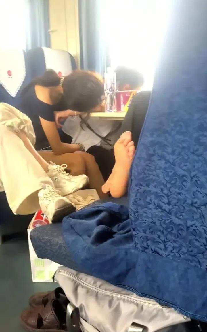 2个大神！一个脱了鞋躺在座位上睡觉，一个脚踩到对面的座椅上玩手机！大夏天的，身上