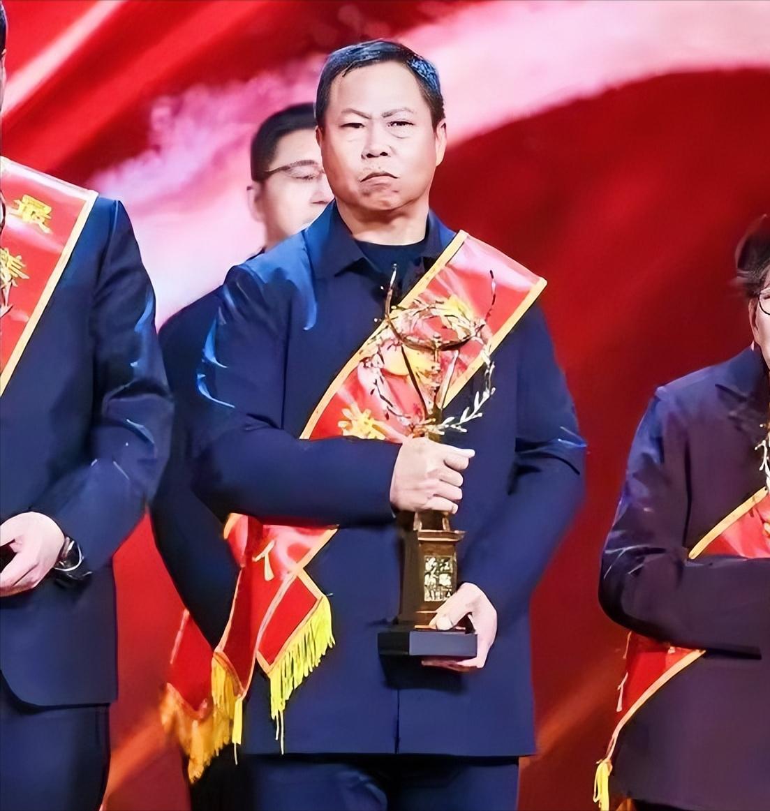 2024年，浙江船老大沈华忠出海时，突然接到求救信号，他当场砍断6300只蟹笼，