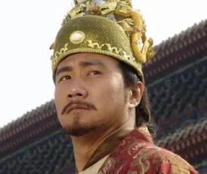 朱元璋将两块金子塞给小舅子郭德成：“这是我赏你的，你不要告诉别人。”郭德成毕恭