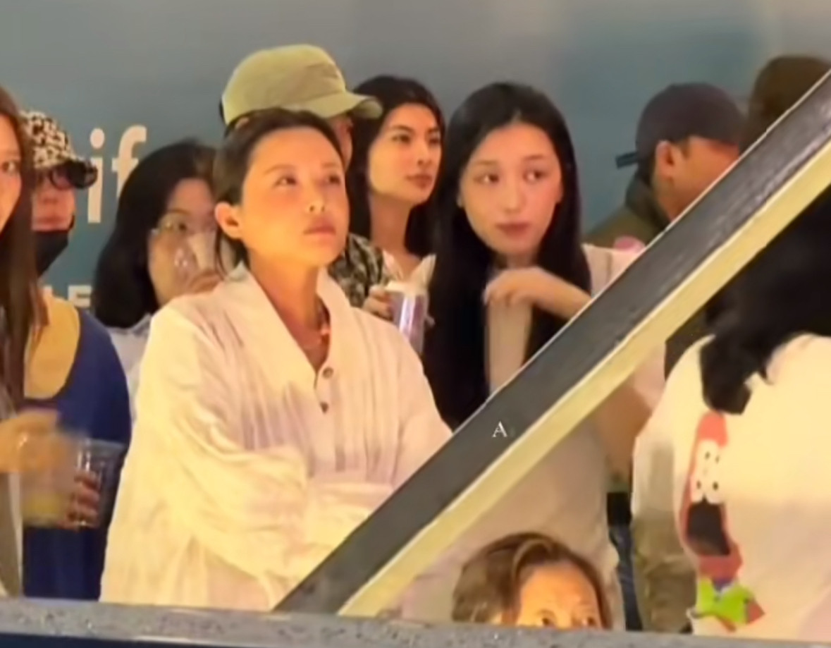 窦靖童李嫣和宋妍霏又同框了！20岁李嫣一头长发，穿着白色T恤，好美啊。三人上次从大理回来聚会，这又一