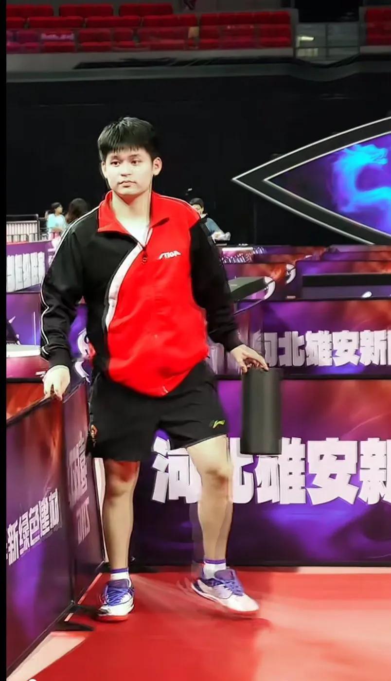 这动作像国宝熊猫哦[滑稽笑]俺就喜欢小石头，长的那叫一个端正[赞]一看就是好孩子
