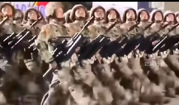 在岗位上玩手机，“突然”看到“朝鲜”大阅兵仪式…我赶忙溜进了冷库里偷偷的看了两眼
