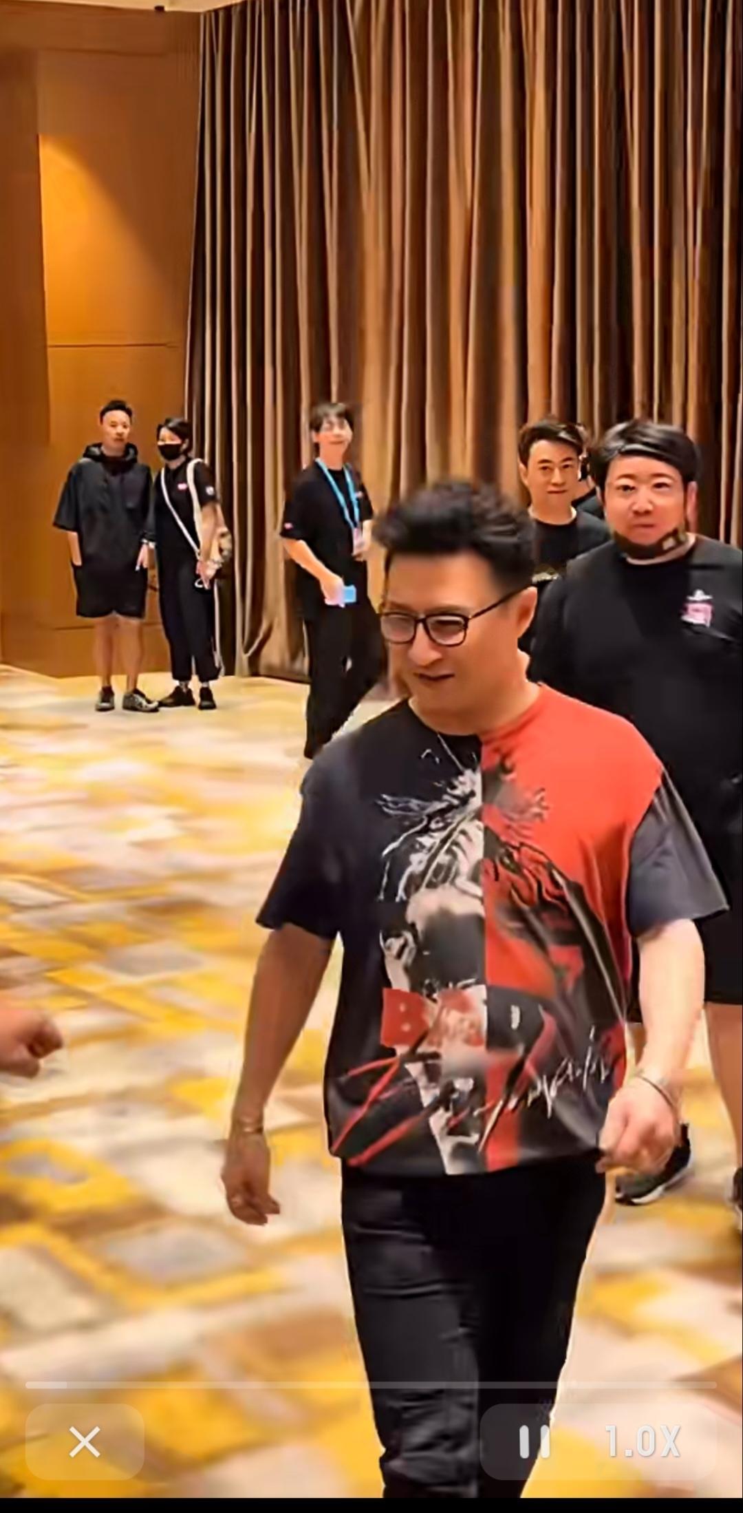 汪峰活动参加活动，气色不错，身材发福。红黑撞色印花T恤亮眼配修身长裤，一身摇滚风
