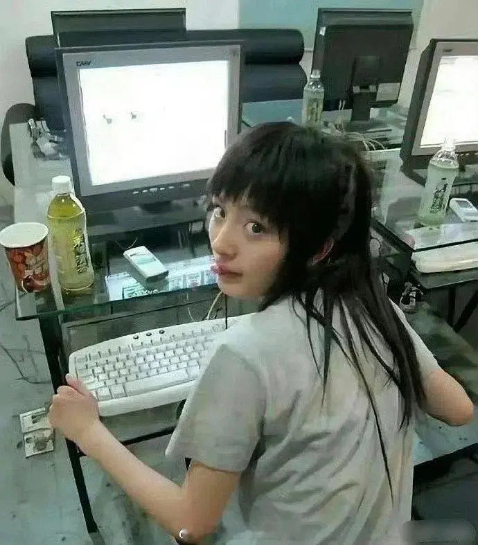 一位女明星未成名时在网吧上网的照片