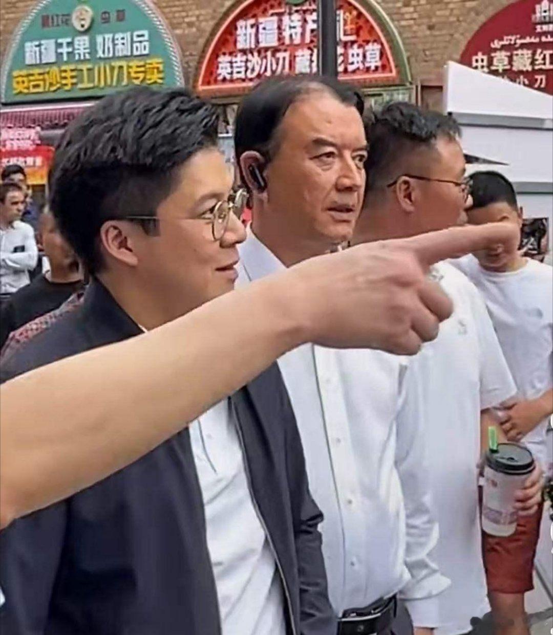 怪不得霍启刚在新疆一直拍了，拍囊坑，拍包子，拍葡萄干摊……他拍了这么多，就是因为