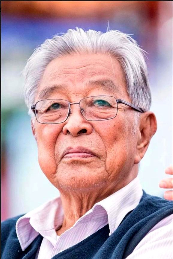 褚时健，硬茬子一个。接手玉溪卷烟厂时，厂子都快倒闭了，员工编顺口溜嘲讽。他咋办？
