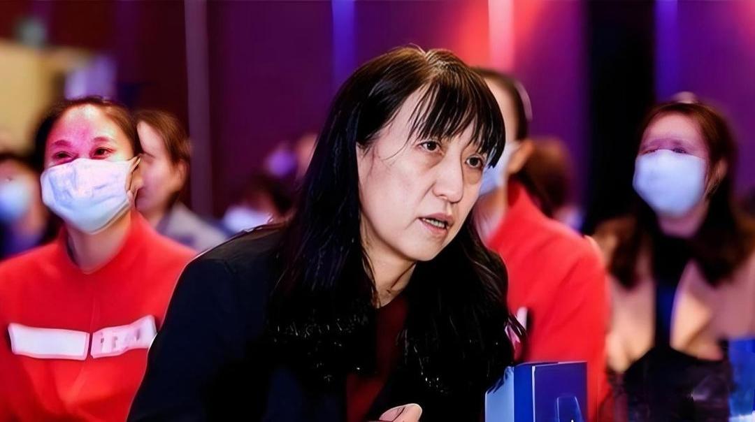 中国女排断崖下滑！不是球员不行，是几十年的根基被拆没了。今年女排世联赛落幕，成绩