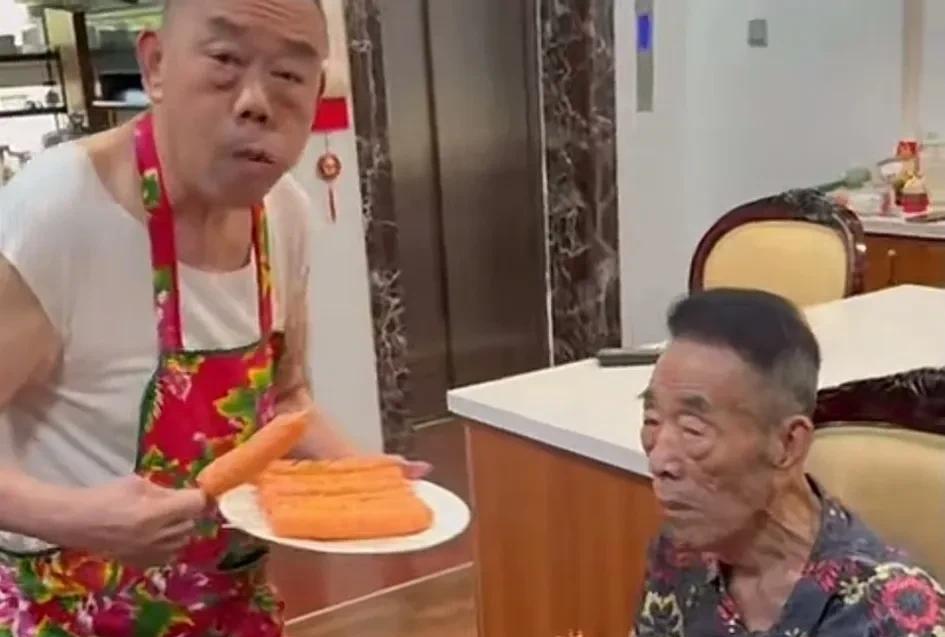 一个94岁的老爷子真不知说什么好，这儿子什么玩意儿！