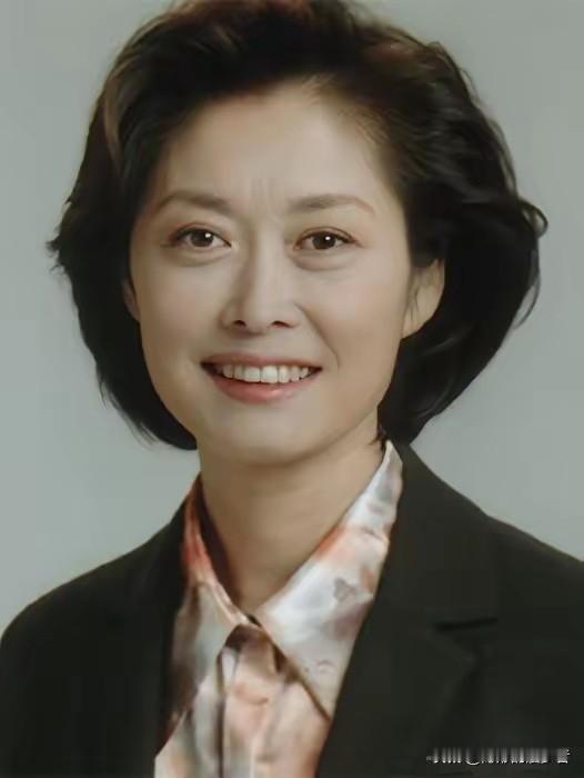 很多人熟悉荧屏上从容稳重的敬一丹，却很少了解她低调和睦的一家人。敬一丹1955
