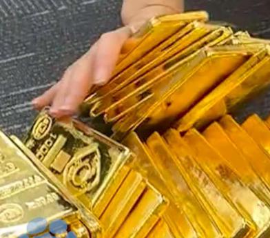 山东黄金自己补了一刀。 美联储紧缩预期骤升，金价承压走弱，这是外因。但山东黄