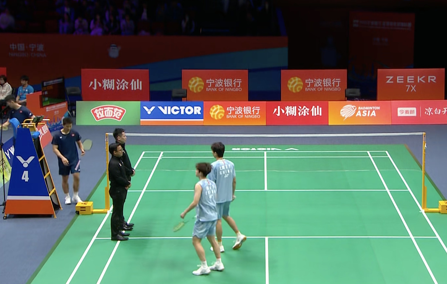 胡珂源/林祥毅🇨🇳vs🇭🇰罗卓谦/杨盛才，比赛马上开始！中国羽毛球队