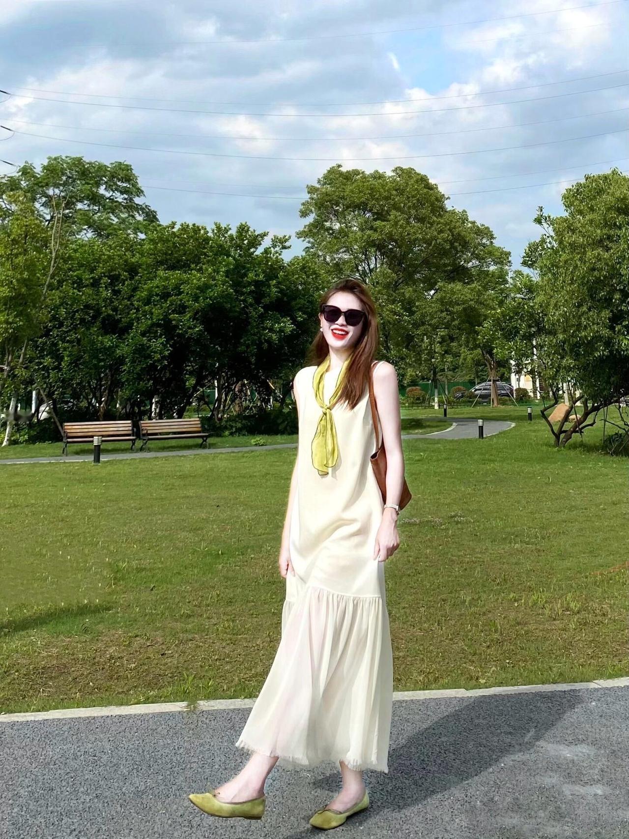 超实用的裙子穿搭灵感，这几套把松弛感拿捏得刚刚好！从温柔米白纱裙、复古碎花长裙