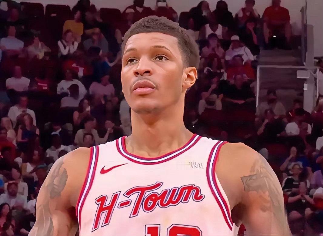 火箭7连胜期间贾巴里史密斯的数据表现！！！客场对阵太阳：20分6篮板1助攻，投篮