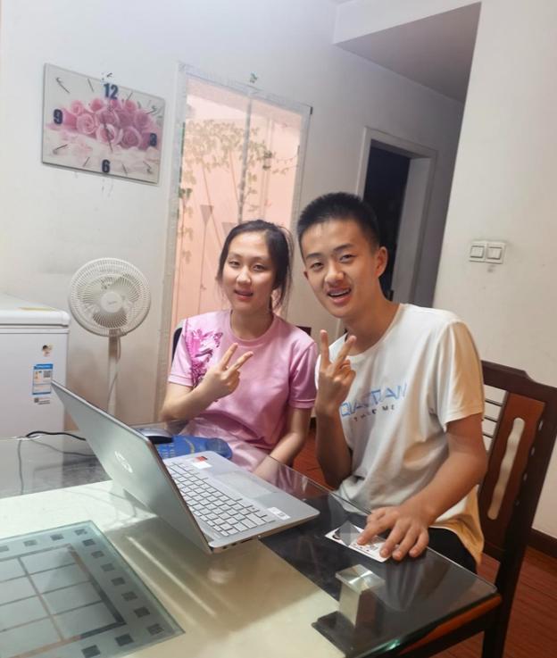 又是别人家的孩子！6月24日报道，四川，一对龙凤胎胎兄妹查询中考成绩，其中妹妹考