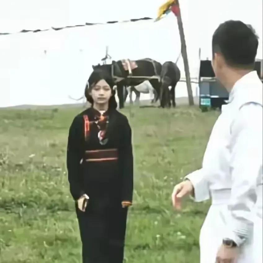 汪希玥这张照片堪称草原神图，这完全就是故人之姿。五官和神韵活脱脱的是大S十八