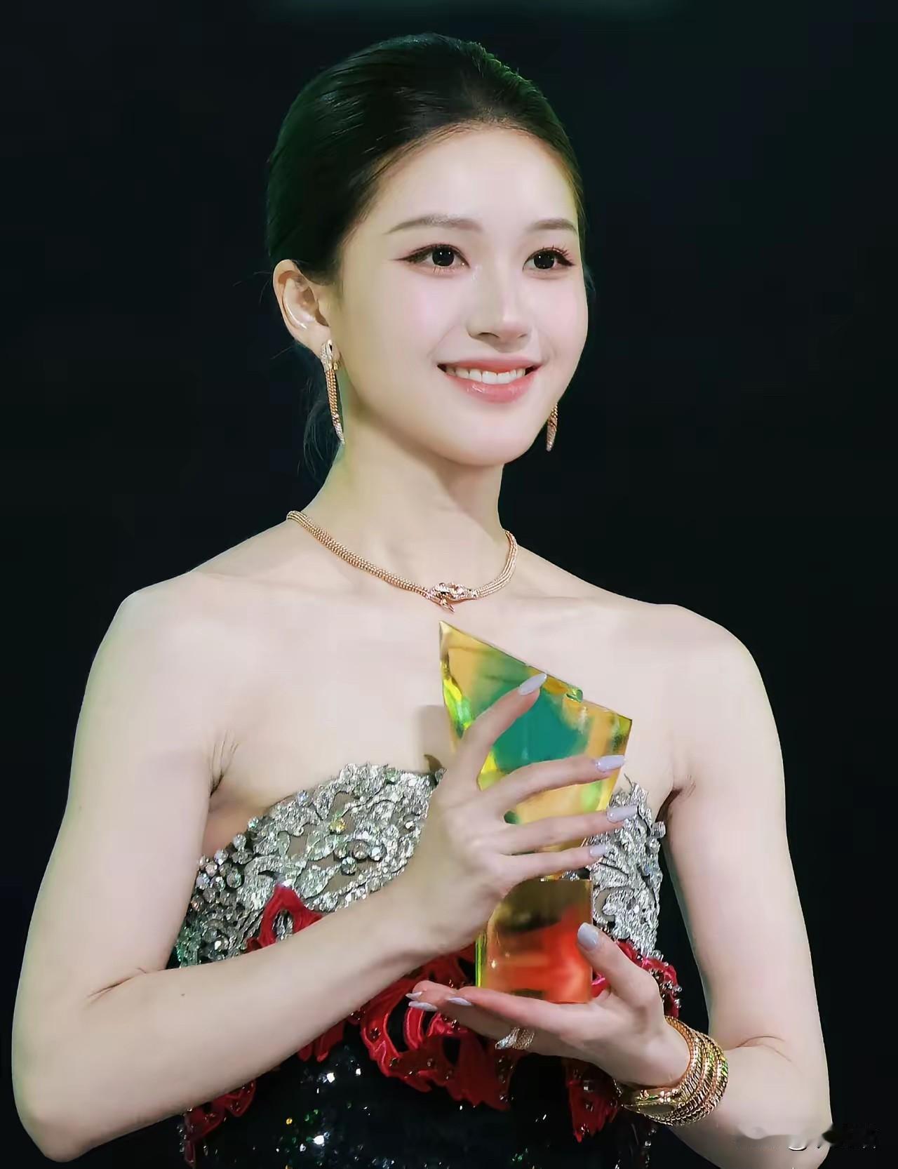 昨晚的颁奖礼，没人记住赵露思穿了什么高定。因为全场的镜头，都在拍她发抖的手和