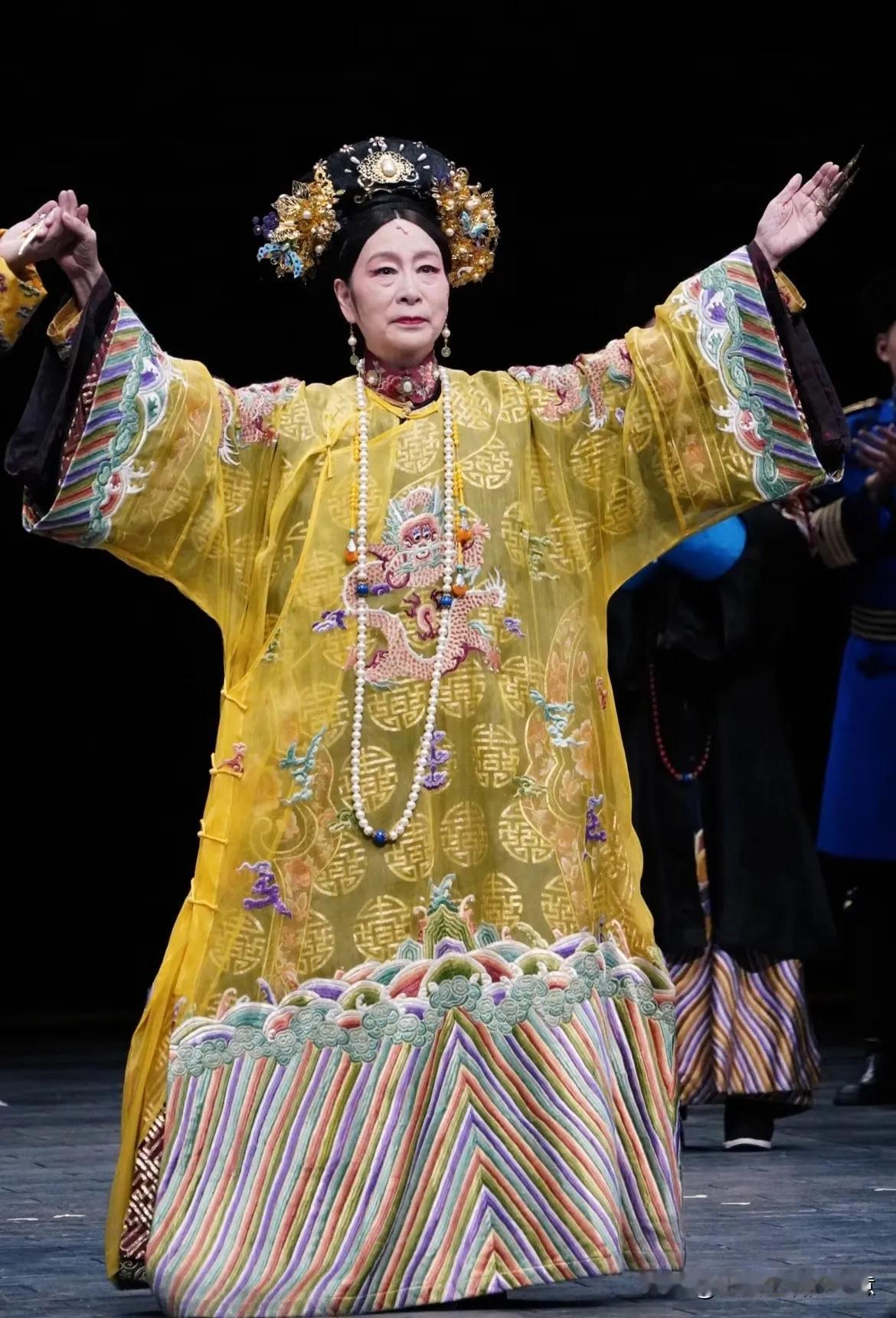 估计现在奚男生父是谁，是全网最挂心的话题了。周野芒都通过法律和亲子鉴定证明，