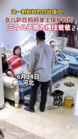 解释不清了！河北，丈夫当着4个孩子面打妻子，妻子拼命反抗，却还是被扑倒，可就在这