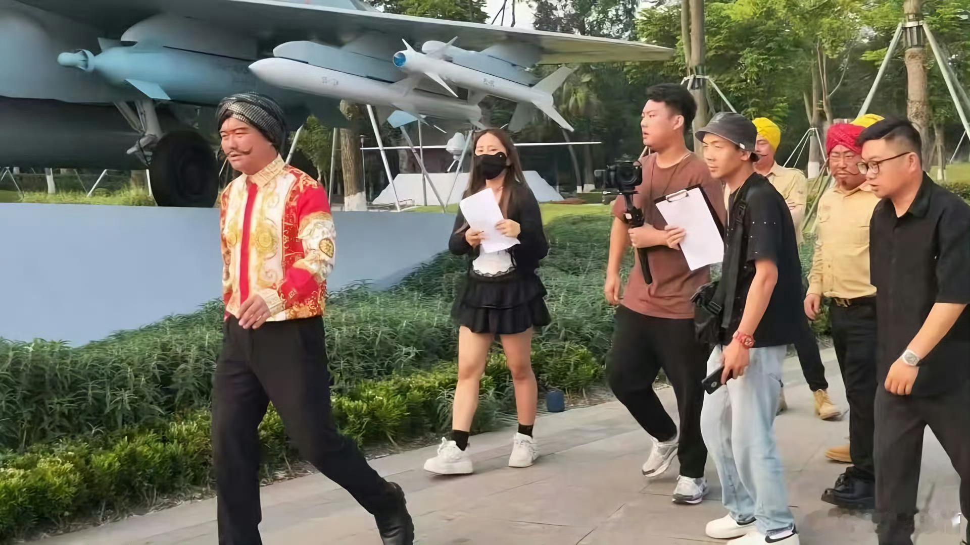 豪哥哥歼10下拍新视频“豪哥哥”成飞公园实地取景，歼10C做背景，看来续集辱印指