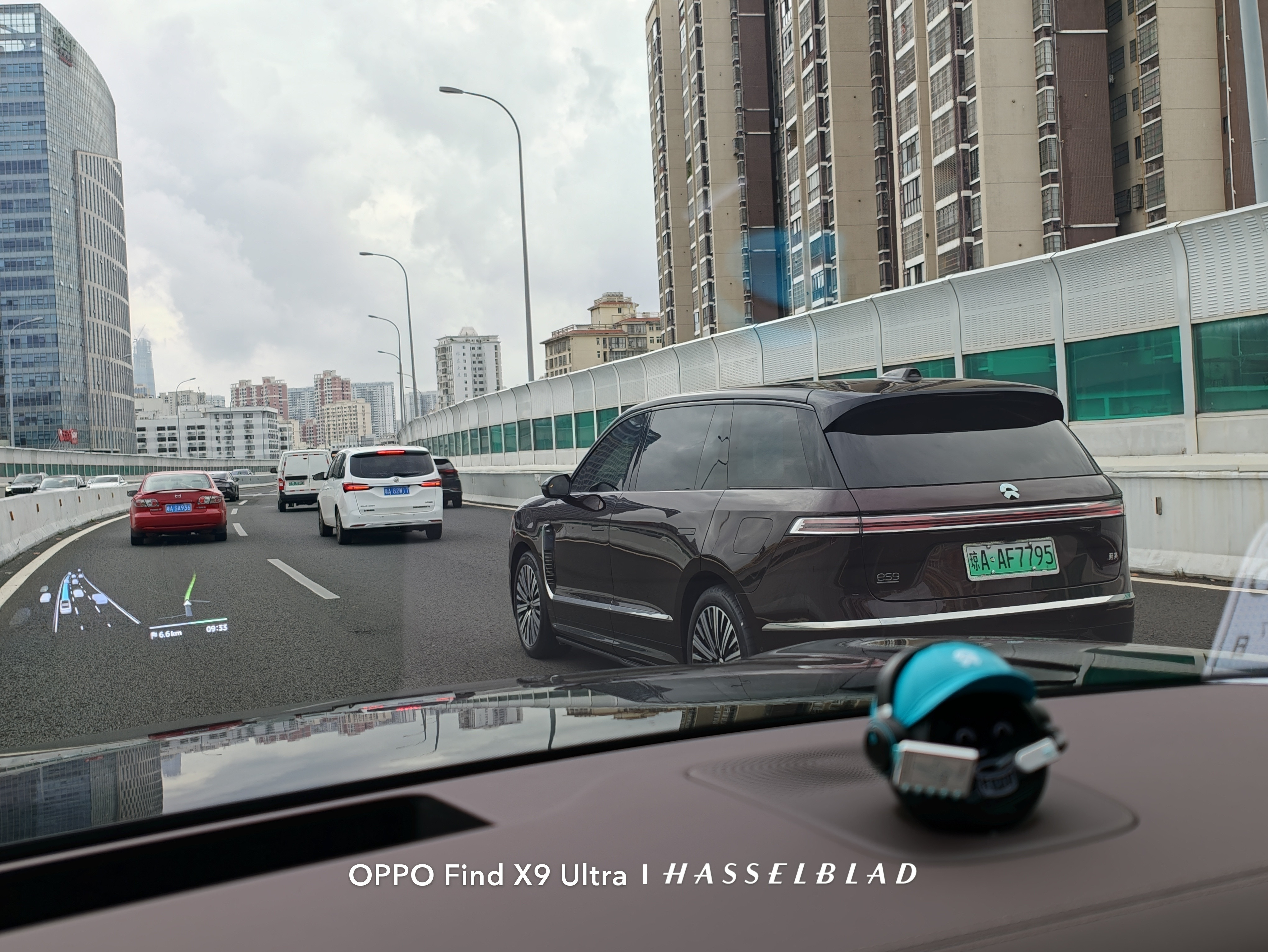 今天早上跟这位小姐姐同行了好久，女生开ES9确实非常特别相当的飒啊​​​