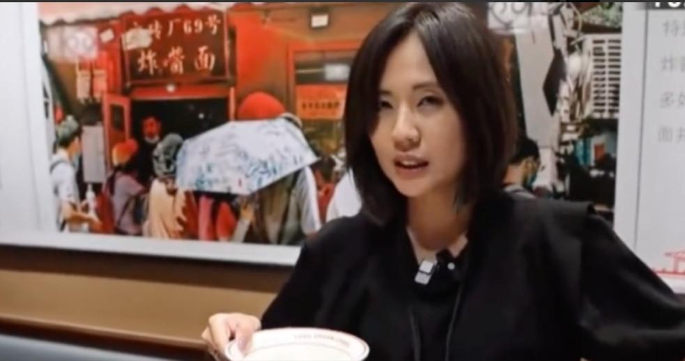 中天小姐姐懂了！拍胡同被骂，改拍商场才救回账号中天小姐姐的镜头总是晃来