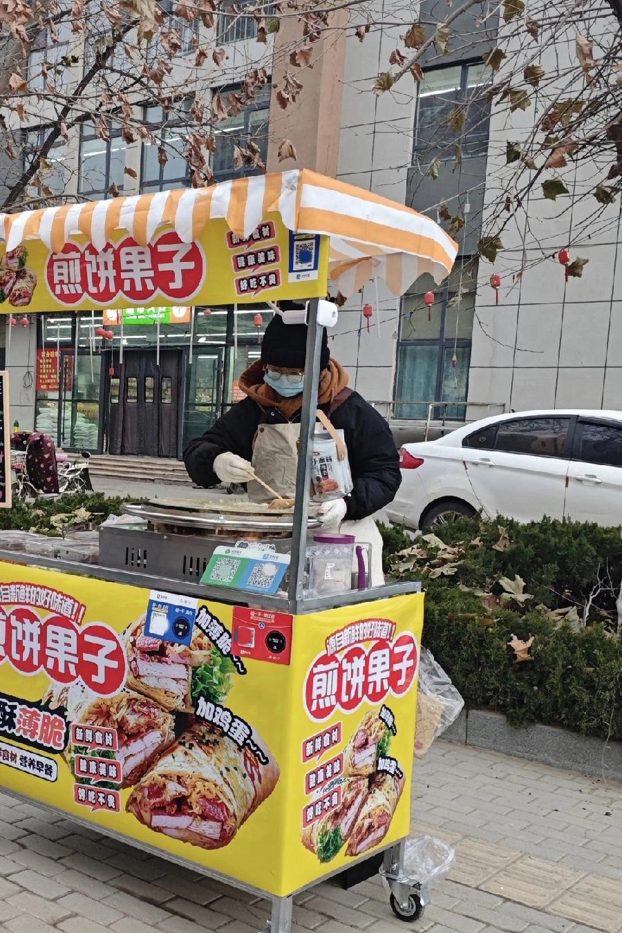 我一个亲戚，早上摆摊卖煎饼，做了10年，平均每月纯收入1万5000，夫妻俩在市里