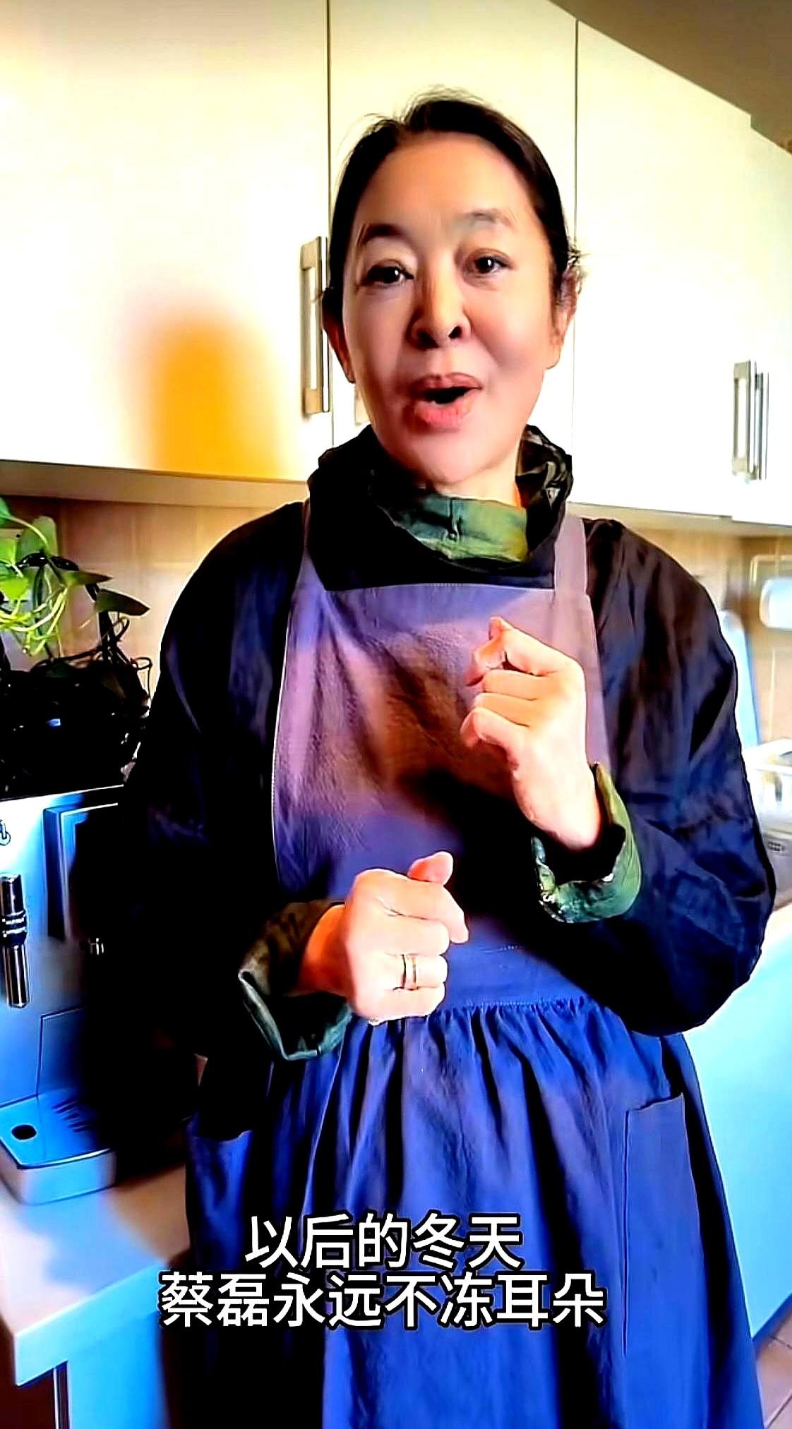 全身只剩眼球能动，每天还要工作10多个小时，图什么？67岁的倪萍去看望蔡磊，