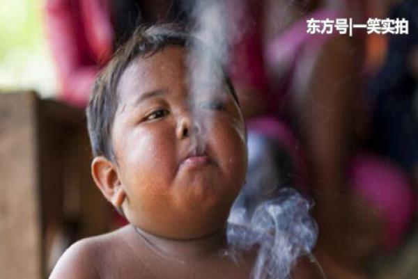 2岁时每天最少抽40根烟的小男孩, 长大后却长这样, 出乎意料!